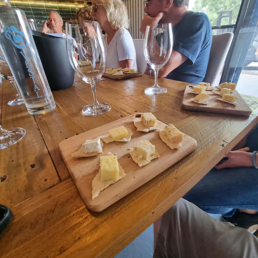 Hunter Valley: Wine, Gin, Cheese and Chocolate Tour - Lunch with wine, beer or cider