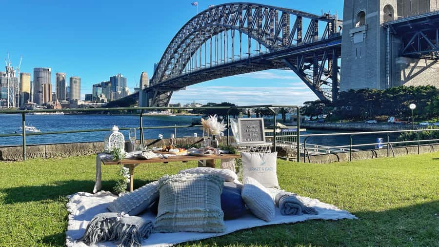 Luxury Picnic for 2 with Sydney Harbour Views at Kirribilli - A two-hour table above Sydney Harbour