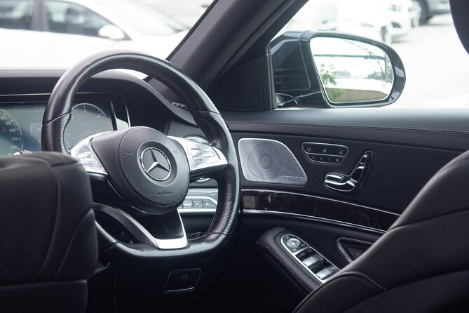 Luxury Sydney Airport Departure Transfer - Sedan/SUV - Meeting your chauffeur at the airport