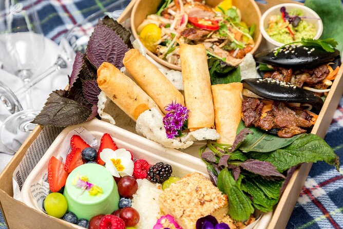 Picnic in the Royal Botanic Gardens for 2 - What the three-course hamper offers