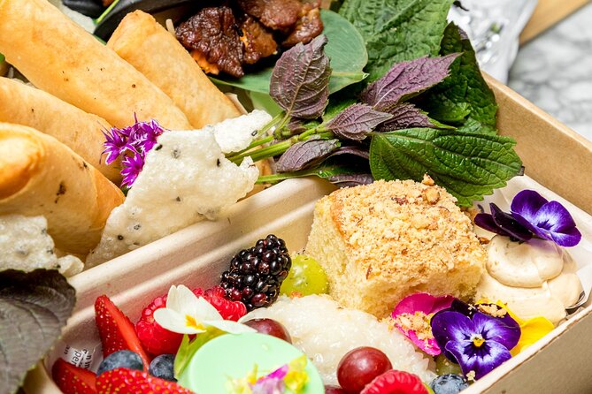 Picnic in the Royal Botanic Gardens for 2 - Choosing your place among the garden’s big trees