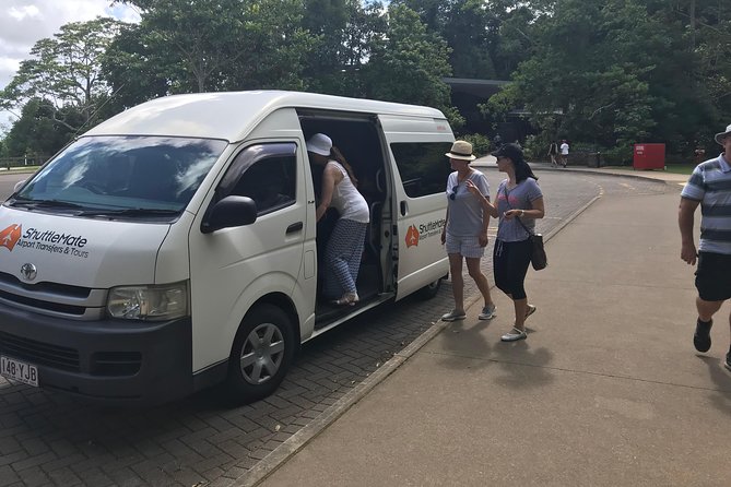 Private Transfer FROM Sydney Airport to Sydney CBD 1 to 5 people - Luggage space for five people