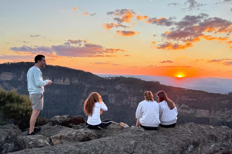 Sydney: Blue Mountains Kangaroos, Wilderness and Sunset Tour - Sublime Point and an Australian picnic