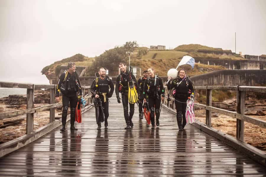Sydney: Discover Scuba Dive at Australia's most Iconic Beach - The instructors make the first attempt easier