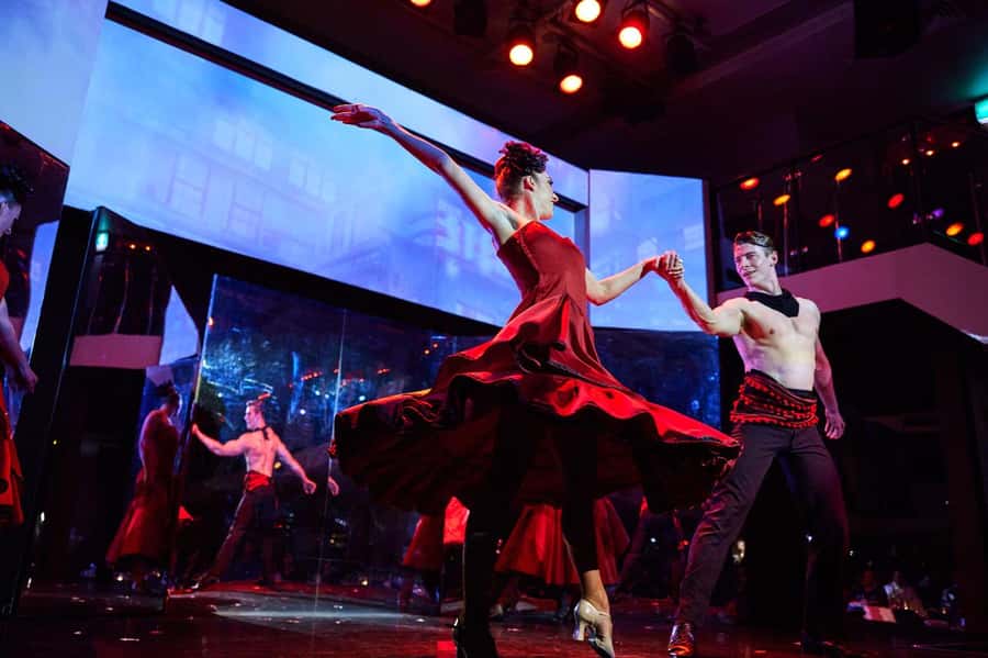 Sydney Harbour: Cabaret Cruise with 3-Course Dinner - Circular Quay and the Opera House up close
