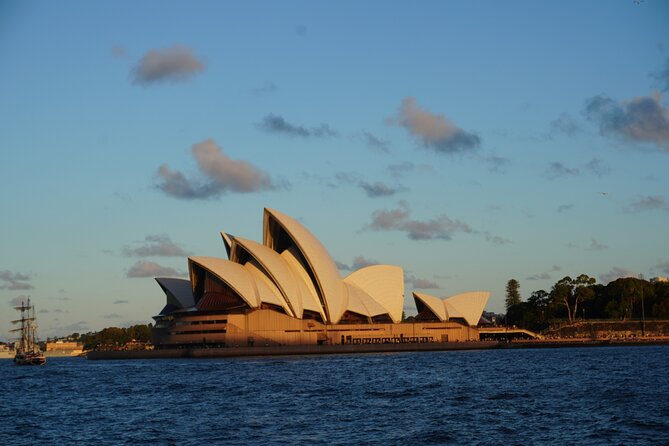 Sydney Harbour Discovery Dinner Cruise Scenic Sights and Buffet - The Opera House, Harbour Bridge, and Botanic Gardens from the water