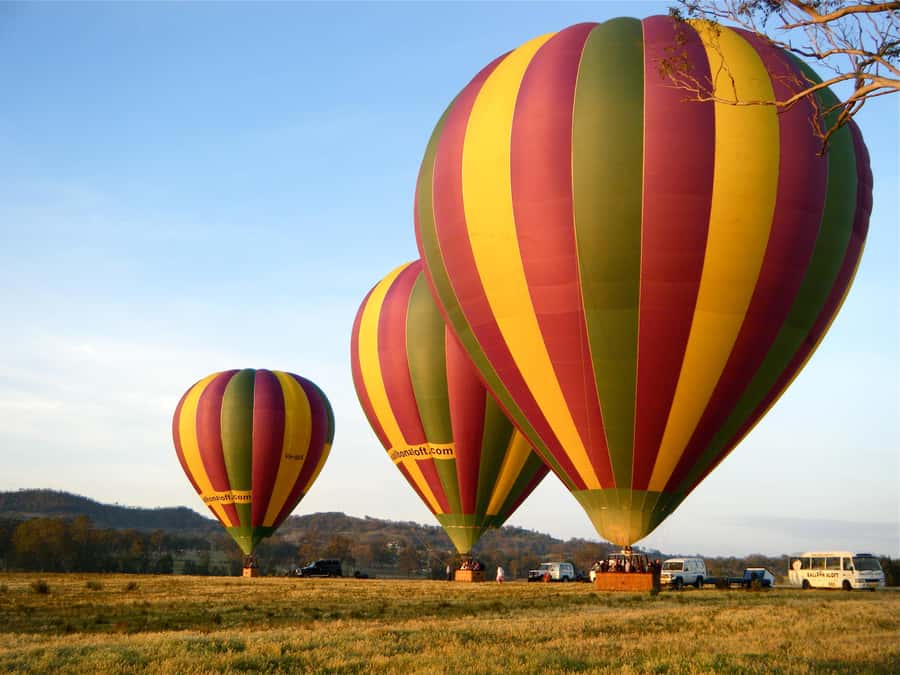 Sydney: Hunter Valley Sunrise Balloon Flight with Transfer - Helping the balloon rise before you do